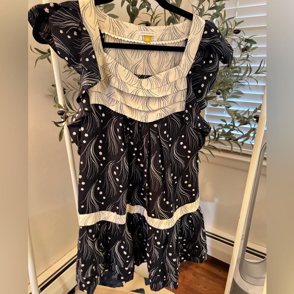 Anthropologie Leifsdottir Black and White Patterned top
Size 4